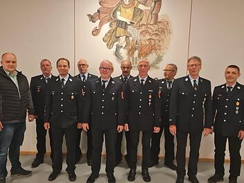 Ehrungen und Wahlen standen bei der Freiwilligen Feuerwehr Oehrberg an:  (von links) B&uuml;rgermeister Daniel Wehner, 1. Kommandant Klaus Zimmerhackl, 2. Kommandant Martin H&ouml;chemer, 2. Vorsitzender Hans-Peter R&ouml;lling, Sascha Markart (25 Jahre aktiver Dienst), Kreisbrandmeister Klaus Preisend&ouml;rfer, G&uuml;nter Markart (40 Jahre), der  neu gew&auml;hlte  1. Vorsitzende Steffen Voll, Michael Markart (40 Jahre) und Klaus Schlereth (25Jahre). Auf dem Foto fehlt Mathias Kober (40Jahre). Foto: Iris Voll