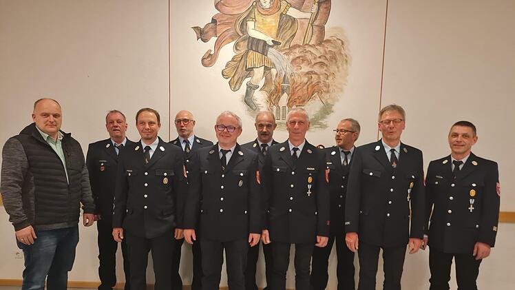 Ehrungen und Wahlen standen bei der Freiwilligen Feuerwehr Oehrberg an:  (von links) Bürgermeister Daniel Wehner, 1. Kommandant Klaus Zimmerhackl, 2. Kommandant Martin Höchemer, 2. Vorsitzender Hans-Peter Rölling, Sascha Markart (25 Jahre aktiver Dienst), Kreisbrandmeister Klaus Preisendörfer, Günter Markart (40 Jahre), der  neu gewählte  1. Vorsitzende Steffen Voll, Michael Markart (40 Jahre) und Klaus Schlereth (25Jahre). Auf dem Foto fehlt Mathias Kober (40Jahre). Foto: Iris Voll