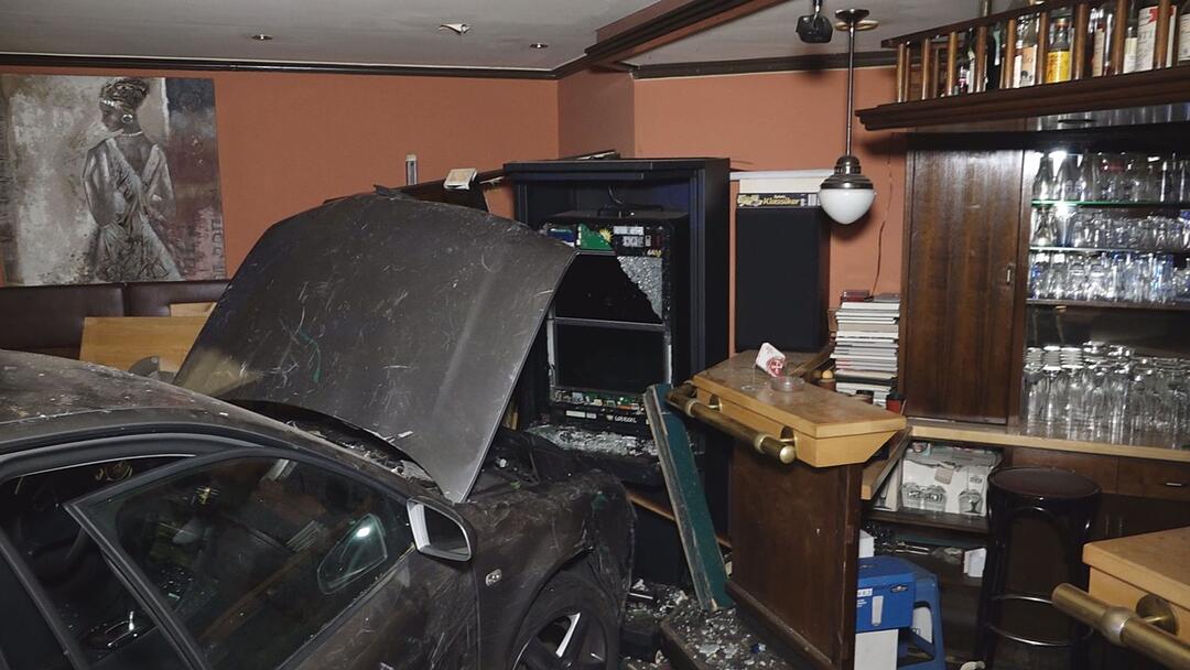 PKW kracht mit Auto durch Fenster von Kneipe