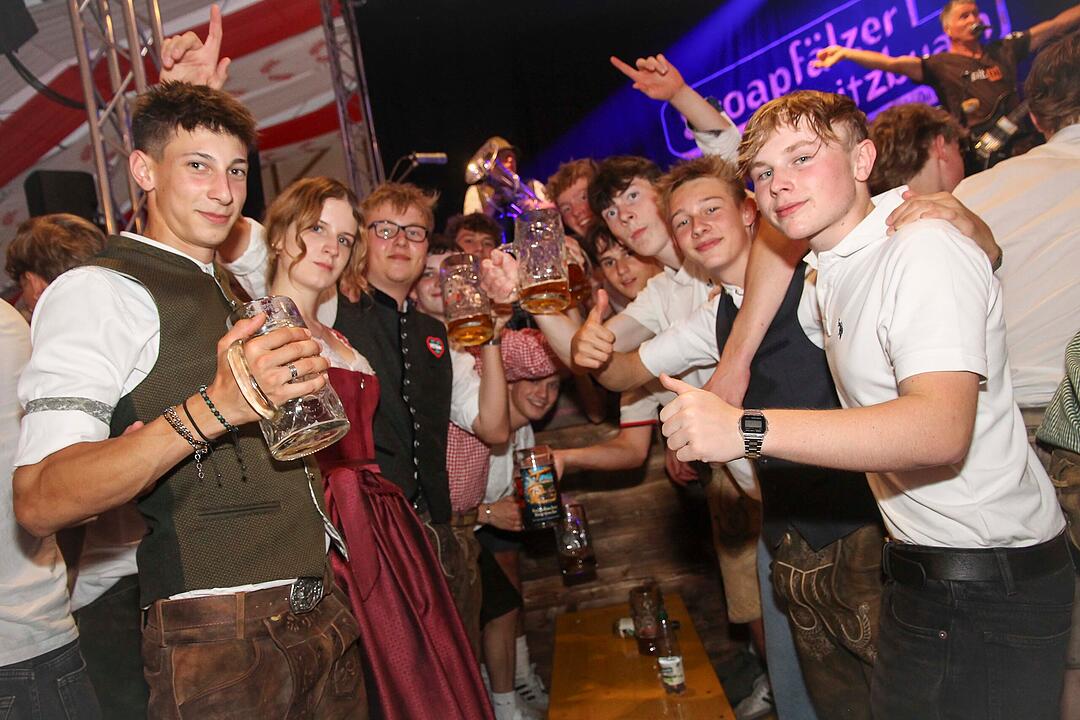 Die Stadlbesucher feierten mit den Stoapf&auml;lzer Spitzbuam.