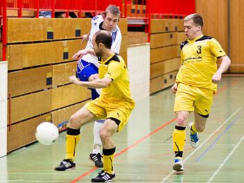 Mit einem 3:2-Sieg gegen den SV Gifting (gelbe Trikots) legte der SV Wolfers-/Neuengrün, hier mit Daniel Jakobi beim Schussversuch, den Grundstein zum Gruppensieg. Foto: Heinrich Weiß