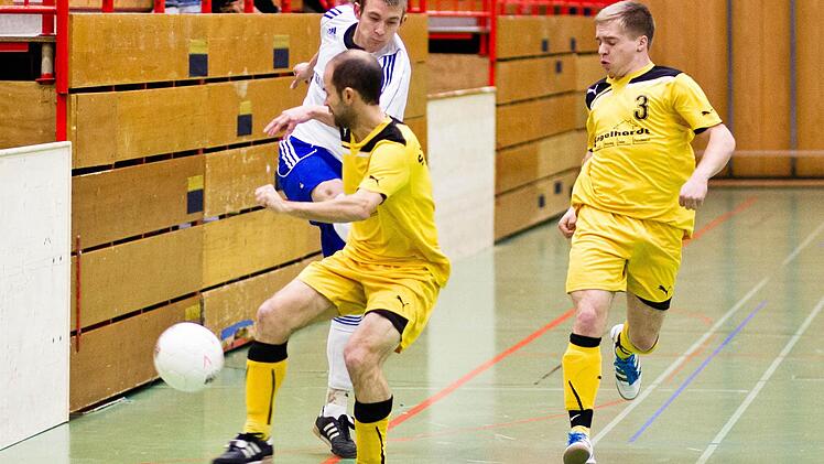 Mit einem 3:2-Sieg gegen den SV Gifting (gelbe Trikots) legte der SV Wolfers-/Neuengrün, hier mit Daniel Jakobi beim Schussversuch, den Grundstein zum Gruppensieg. Foto: Heinrich Weiß