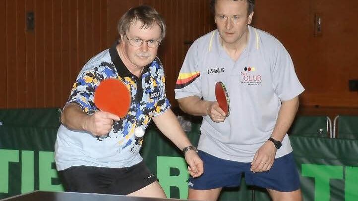 Werner Quaschigroch (li.) und Lothar Fischer vom TV Ebersdorf wurden Doppel-Bezirksmeister der AK 50.