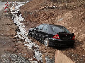 Ein Mercedes landete zwischen Unterschleichach und Tretzendorf im Baustellengraben. Foto: Sabine Weinbeer