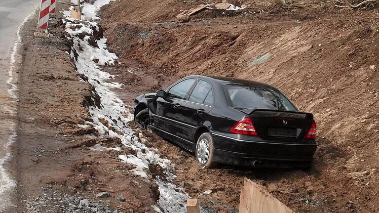 Ein Mercedes landete zwischen Unterschleichach und Tretzendorf im Baustellengraben. Foto: Sabine Weinbeer