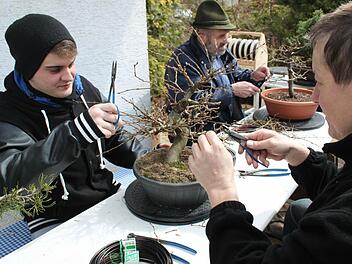 Der junge Mann lernt vom alten Hasen: Welche Ästhetik sich hinter welchem Schnitt offenbart, kommt im Gespräch zwischen Stefan Kränzle (rechts) und Thomas Kraus (links) heraus. Fotos: Markus Häggberg