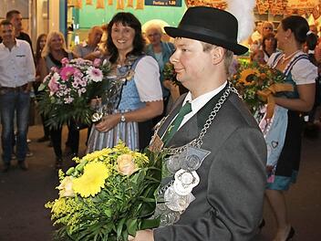 Schützenkönig Markus Eber und Schützenkönigin Claudia Merkel beim Umzug über die Hofwiese  Fotos: Schedel
