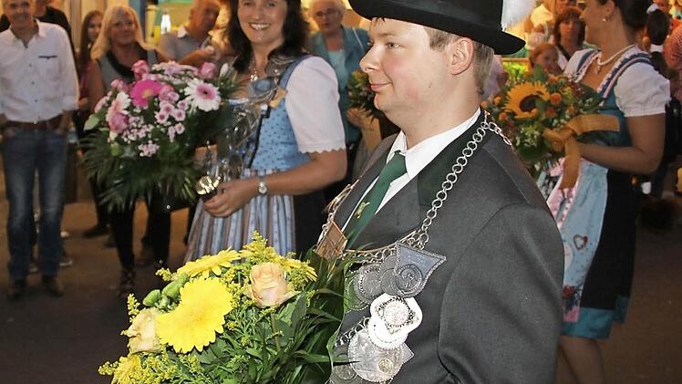 Schützenkönig Markus Eber und Schützenkönigin Claudia Merkel beim Umzug über die Hofwiese  Fotos: Schedel