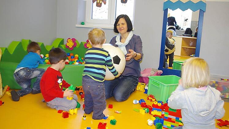 Max, Leandro, Konstantin, Kita-Leiterin Claudia Bähr und Marlene freuen sich über die neue Kinderkrippe.  Foto: Heike Schülein