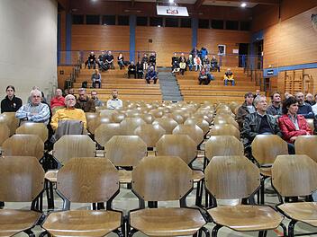 Vor nur schwach besetzten Rängen lief die Bürgerversammlung in Höchstadt ab.Foto: Andreas Dorsch