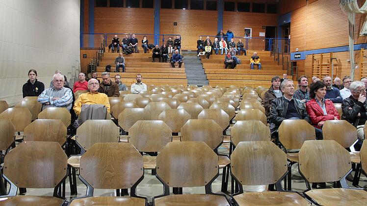 Vor nur schwach besetzten Rängen lief die Bürgerversammlung in Höchstadt ab.Foto: Andreas Dorsch