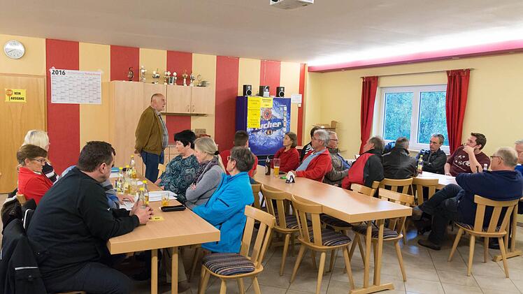 Der ehemalige Vorsitzende Georg Kirchner (stehend) appellierte an die Versammlung, sich um einen neuen Vorstand zu bemühen, sonst müsse der Verein aufgelöst werden. Foto: Björn Hein