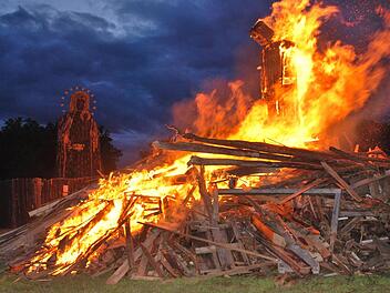 Am Samstagabend lief zunächst alles wie geplant: Der Betende brannte, die Madonna blieb zunächst unversehrt. Später zündeten jedoch Unbekannte auch die Marien-Darstellung an. Foto: Manfred Mellenthin