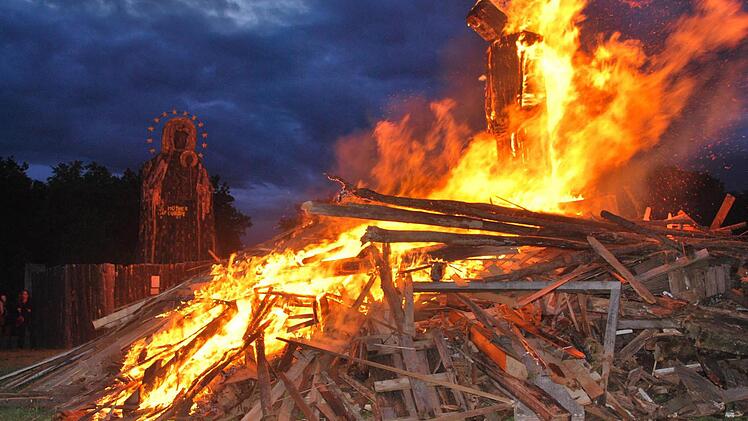 Am Samstagabend lief zunächst alles wie geplant: Der Betende brannte, die Madonna blieb zunächst unversehrt. Später zündeten jedoch Unbekannte auch die Marien-Darstellung an. Foto: Manfred Mellenthin