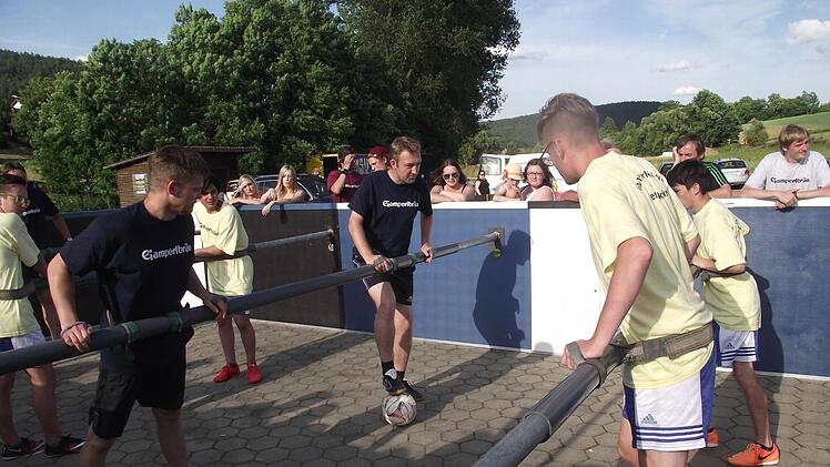 Das 10. Thonberger Menschenkickerturnier war erneut spektakulär. Christian Sigmund vom Siegerteam "Superkicker" versucht, die gegnerische Abwehr auszumanövrieren.  Foto: Dieter Wolf