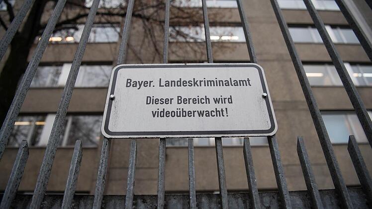 Die Staatsanwaltschaft Nürnberg ermittelt gegen sechs Beamte des bayerischen Landeskriminalamts (LKA). Ein Beamter des LKA wurde vom Dienst suspendiert. Der Kripokommissar war Kontaktmann eines Verbindungsmanns im Rockermilieu. Er soll Straftaten bei den "Bandidos" gedeckt haben und bei einigen auch als Komplize dabei gewesen sein. Foto: Peter Kneffel/dpa