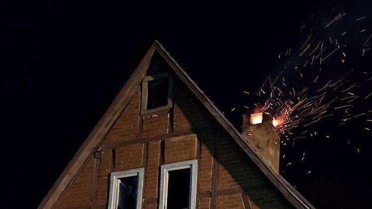 Sichtbarer Feuerschein aus dem Kamin. Christian Nöth