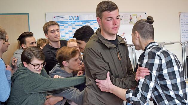 Mit Gewalt verschaffen sich deutsche Fl&uuml;chtlinge kurz nach dem Zweiten Weltkrieg Zugang auf die "Wilhelm Gustloff" - damit beginnt die FOS-Vorklasse ihre Interpretation von G&uuml;nter Grass' Novelle "Im Krebsgang".