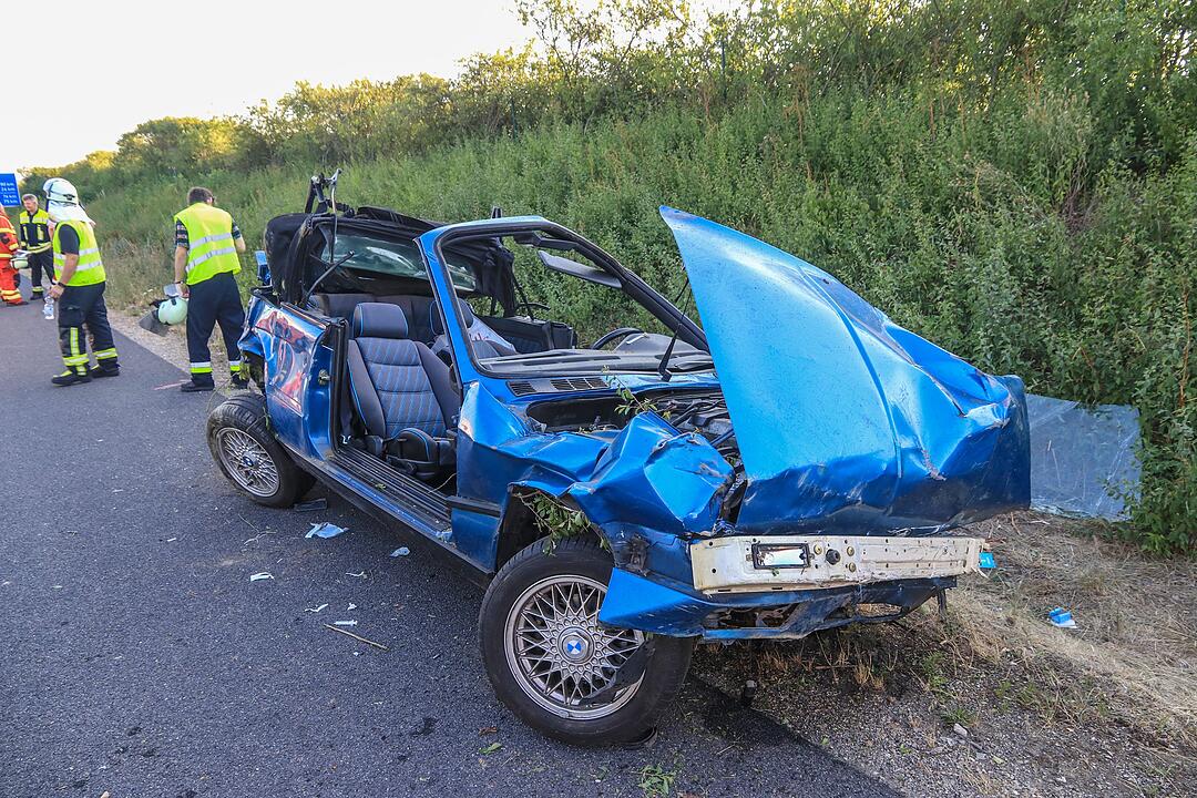 Schwerer Unfall auf A73: Cabrio überschlagen - zwei Menschen schwer verletzt