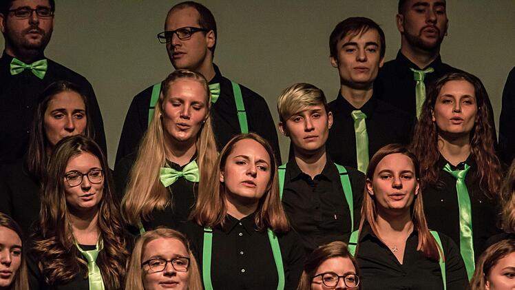 Mitreißend lebendigen Gesang demonstrierte der Coburger Hochschulchor "Die Klangfänger" bei seiner Musik zum Advent unter der Leitung von Moritz Metzner.Foto: Jochen Berger