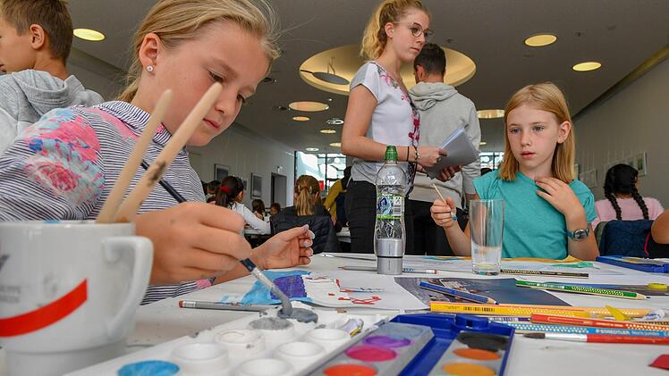 Weltkindertag: Etwa 120 junge Künstler waren am Donnerstag in der Zentralredaktion am Werkeln. Foto: Ronald Rinklef,