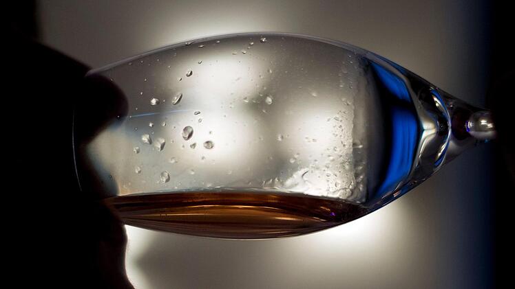 Immer wieder bringt der Alkohol den Angeklagten zum Straucheln. Foto: Daniel Naupold/dpa