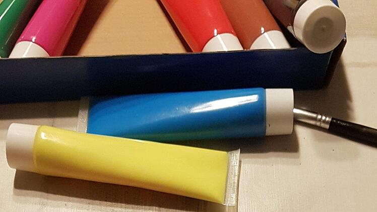 Ab aus der Tube oder per Stift: Acrylfarben eignen sich sehr gut zum Bemalen von Steinen. Jenny Heckel