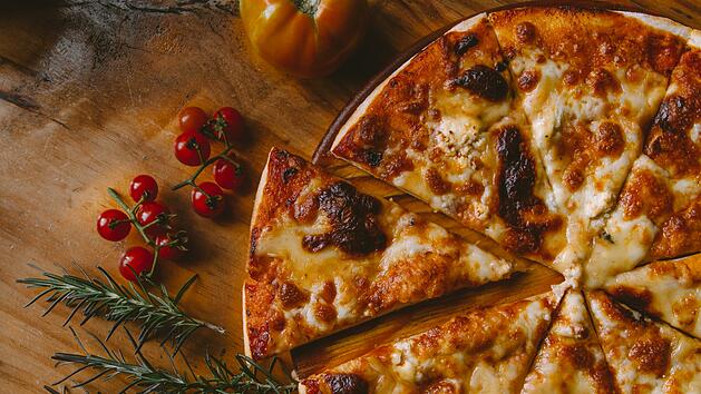 Salami-Pizza schmeckt den Deutschen: Öko-Test unterzog 20 Tiefkühl-Pizzen einer gründlichen Untersuchung - problematisch sind erhöhte Mineralölbestandteile und ein zu hoher Salzgehalt. Foto: Ivan Torres/Unsplash.com.