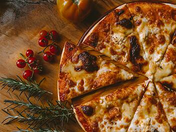 Salami-Pizza schmeckt den Deutschen: Öko-Test unterzog 20 Tiefkühl-Pizzen einer gründlichen Untersuchung - problematisch sind erhöhte Mineralölbestandteile und ein zu hoher Salzgehalt. Foto: Ivan Torres/Unsplash.com.