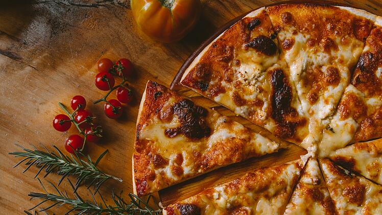 Salami-Pizza schmeckt den Deutschen: Öko-Test unterzog 20 Tiefkühl-Pizzen einer gründlichen Untersuchung - problematisch sind erhöhte Mineralölbestandteile und ein zu hoher Salzgehalt. Foto: Ivan Torres/Unsplash.com.