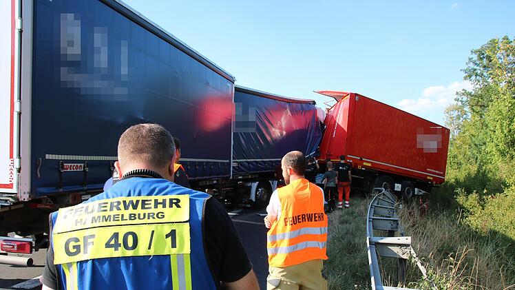 Zwei Lastzüge sind am Dienstagnachmittag auf der A7 bei Elfershausen zusammengestoßen.
