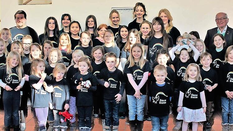 Die „Cäcilia-Spatzen“ haben die alten T-Shirts durch neue ersetzt.