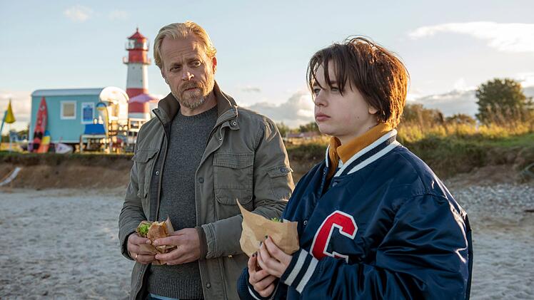 Katharinas Mann Bent (Carsten Bjørnlund) und seine schwangere Tauchschülerin Tara (Paula Schindler) haben einen guten Draht zueinander. Sieht Bent in der 18-Jährigen seine verstorbene Tochter, die nun im selben Alter wäre?