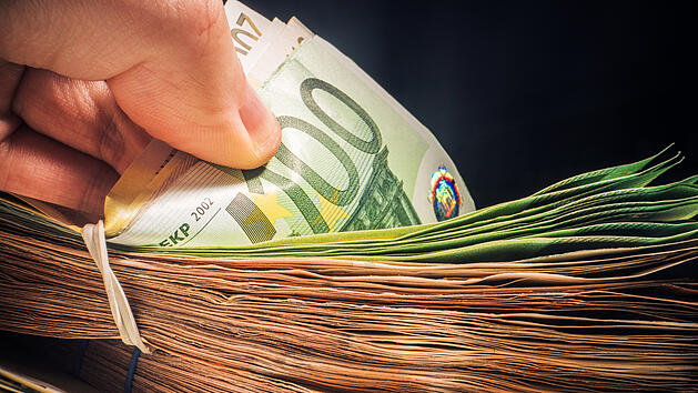Lotto Gewinner Bayern Schwaben Millionen Euro Jackpot Lottoschein Spielschein Gl&uuml;ck Annahmestelle Lotterie Gewinnzahlen Superzahl Multimillion&auml;r Familienvater Lotto 6aus49 Spielquittung Ziehung Hauptgewinn Einzelgewinn Lottoziehung Gewinnklasse Staatliche Lotterieverwaltung Gl&uuml;cksspiel Lotto-Gl&uuml;ck Zentralgewinn Spielteilnehmer Gewinnsumme Rekordgewinn Lottogewinn Geldscheine Banknoten Euro-Scheine Bargeld Geld z&auml;hlen Auszahlung Verm&ouml;gen Reich Geldb&uuml;ndel Euros W&auml;hrung