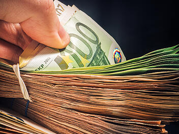 Lotto Gewinner Bayern Schwaben Millionen Euro Jackpot Lottoschein Spielschein Gl&uuml;ck Annahmestelle Lotterie Gewinnzahlen Superzahl Multimillion&auml;r Familienvater Lotto 6aus49 Spielquittung Ziehung Hauptgewinn Einzelgewinn Lottoziehung Gewinnklasse Staatliche Lotterieverwaltung Gl&uuml;cksspiel Lotto-Gl&uuml;ck Zentralgewinn Spielteilnehmer Gewinnsumme Rekordgewinn Lottogewinn Geldscheine Banknoten Euro-Scheine Bargeld Geld z&auml;hlen Auszahlung Verm&ouml;gen Reich Geldb&uuml;ndel Euros W&auml;hrung