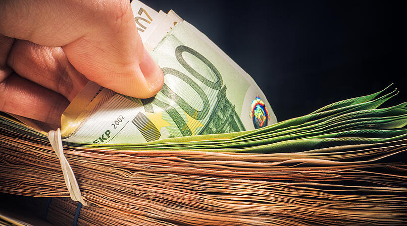 Lotto Gewinner Bayern Schwaben Millionen Euro Jackpot Lottoschein Spielschein Gl&uuml;ck Annahmestelle Lotterie Gewinnzahlen Superzahl Multimillion&auml;r Familienvater Lotto 6aus49 Spielquittung Ziehung Hauptgewinn Einzelgewinn Lottoziehung Gewinnklasse Staatliche Lotterieverwaltung Gl&uuml;cksspiel Lotto-Gl&uuml;ck Zentralgewinn Spielteilnehmer Gewinnsumme Rekordgewinn Lottogewinn Geldscheine Banknoten Euro-Scheine Bargeld Geld z&auml;hlen Auszahlung Verm&ouml;gen Reich Geldb&uuml;ndel Euros W&auml;hrung