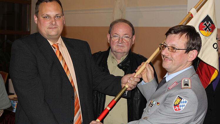 Der langjährige Vorsitzende der Kreisgruppe Oberfranken-Nord Frank Heim (links) trat wie sein Stellvertreter Bernd Radlo (Mitte) bei den turnusgemäßen Neuwahlen nicht mehr an. Symbolisch überreichten die beiden Führungskräfte das Banner an den neuen Mann an der Spitze, Matthias Engel.  Foto: Michael Wunder