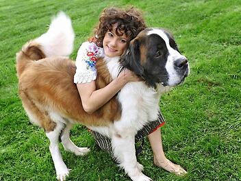 Angekommen in Coburg: Seit Herbst ist die aus Bern stammende junge Schauspielerin Eva Marianne Berger Ensemblemitglied des Landestheaters. So wirbt sie für das Schauspiel "Heidi", das am Sonntag endlich Premiere feiert. Foto: Andrea Kremper