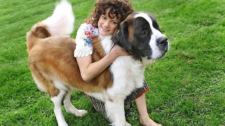 Angekommen in Coburg: Seit Herbst ist die aus Bern stammende junge Schauspielerin Eva Marianne Berger Ensemblemitglied des Landestheaters. So wirbt sie für das Schauspiel "Heidi", das am Sonntag endlich Premiere feiert. Foto: Andrea Kremper