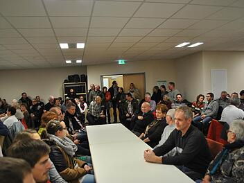 Bis auf den Gang hinaus standen zahlreiche interessierte Riedenberger bei der Infoveranstaltung zur Unterbringung von Asylsuchenden in der Gemeinde Riedenberg.  Foto: Evelyn Schneider