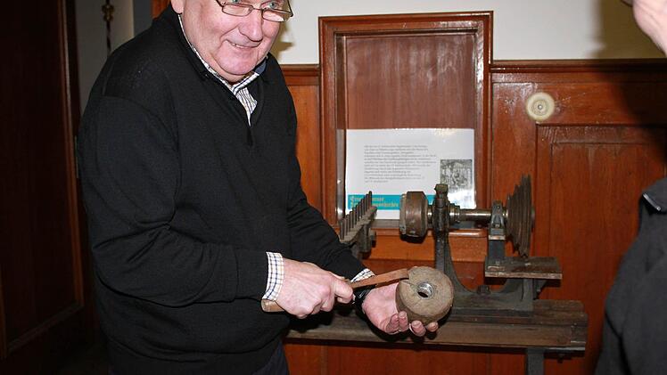 Bei diesem Werkzeug waren sich Hafenecker und Andritschke nicht ganz sicher, wie es verwendet wird. Doch Konrad Stäber (unser Bild) kann es erklären und vorführen. Foto: Katharina Becht