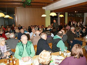Bei der Eröffnung war der neue Bürgertreff im Oberaurach-Zentrum voll. Hier sollen sich die Oberauracher treffen.  Foto: Sabine Weinbeer