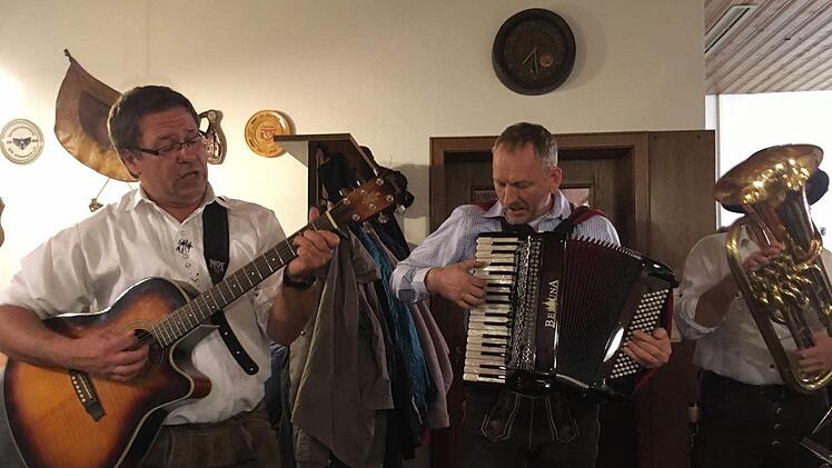 Matthias Paul (Gitarre), Joachim Lasar (Akkordeon) und Karl-Heinz Issing (Bass) spielten in Gauaschach auf.  Foto: Jana Keul