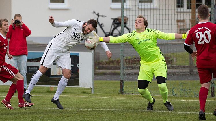 Szene vom Kreisliga-Spiel TSV Weißenbrunn - SpVgg Lettenreuth. Foto: Heinrich Weiß