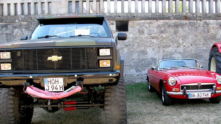 Großer und kleiner Bruder? Ein "Chevrolet K30" (Baujahr 1984) neben einem britischen MGB.