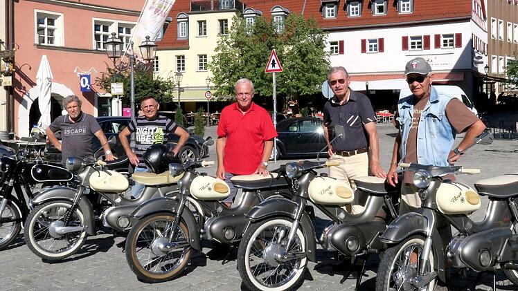Die Kreidler-Freunde bei einem Stopp auf dem Kulmbacher Marktplatz. Von rechts rechts Harry Ohnem&uuml;ller (Kulmbach), Rainer Weith (Willmersreuth), Heinz Seyferth (Thurnau), Reinhard Auschill (Kulmbach) und Dieter Zapf (Ebersbach), der hier seine BMW dabei hatte.  Foto: privat