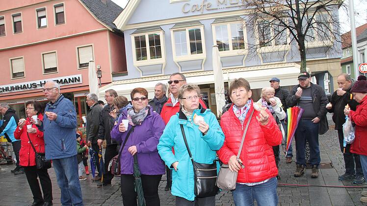 Faschingskrapfen und einen Becher Sekt gab es für die Zuschauer.Gerda Völk
