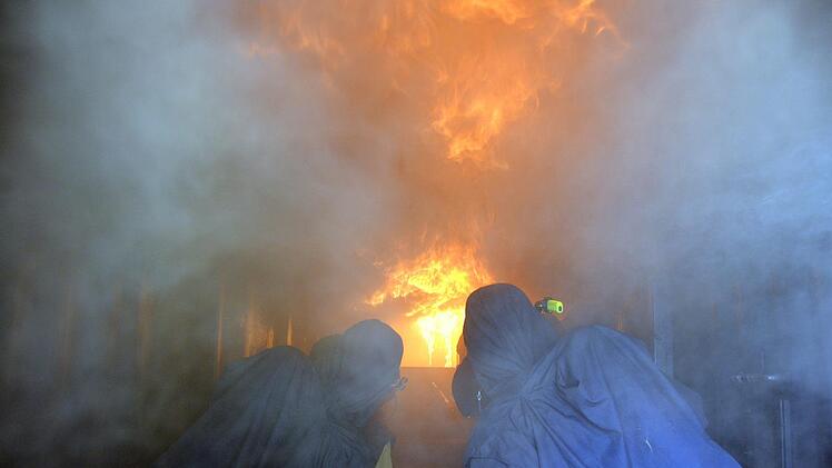 Ein "Flashover", eine Rauchgasdurchzündung über den Köpfen der Teilnehmer. Peter Rauch