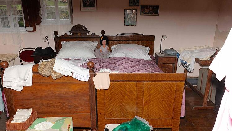 Küche und Schlafzimmer hinterließen auf die Betrachter den Eindruck, als wären die Zimmer noch im Gebrauch. Gerd Schaar