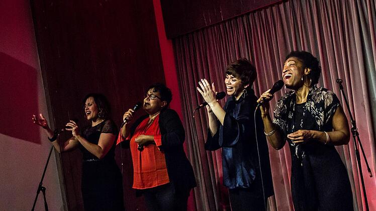 Toller Auftritt: Das Vokalquartett Gema 4 beeindruckte bei seinem ausverkauften Coburg-Gastspiel auf der Bühne von Leise am Markt (von links): Clara Luna, Odette Telera, Michele Alderete und Laura Flores.Foto: Jochen Berger